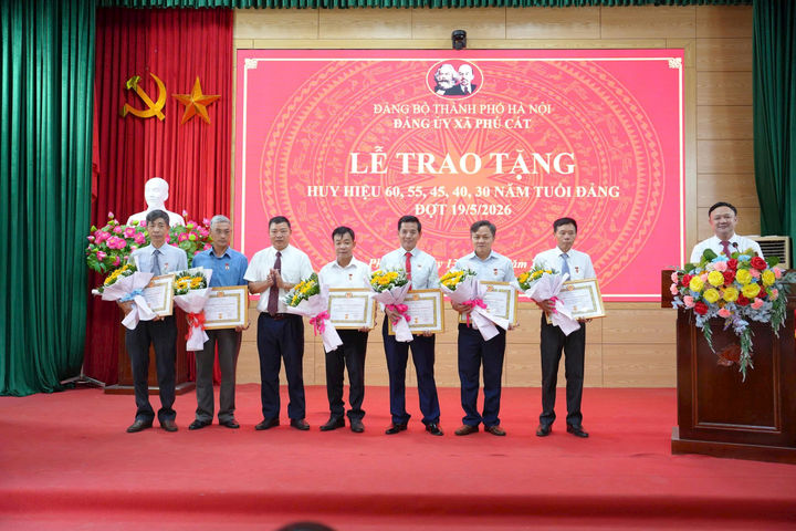 21 đảng viên Đảng bộ xã Phú Cát nhận Huy hiệu Đảng dịp 19-5