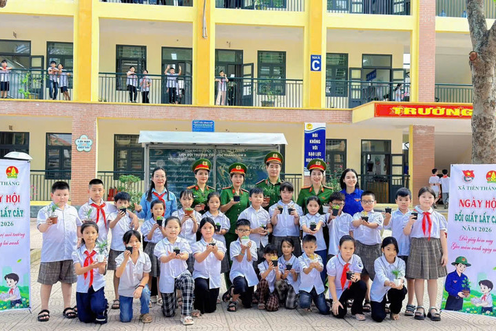 Tiến Thắng lan tỏa lối sống xanh từ Ngày hội "Đổi giấy lấy cây"
