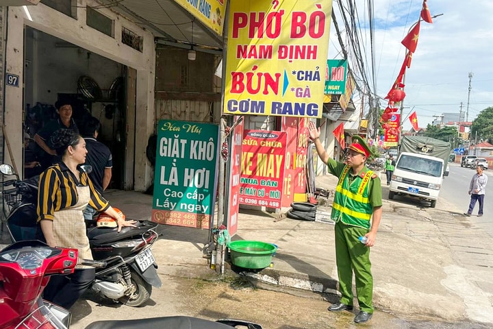 Xã Vật Lại ra quân xử lý lấn chiếm vỉa hè