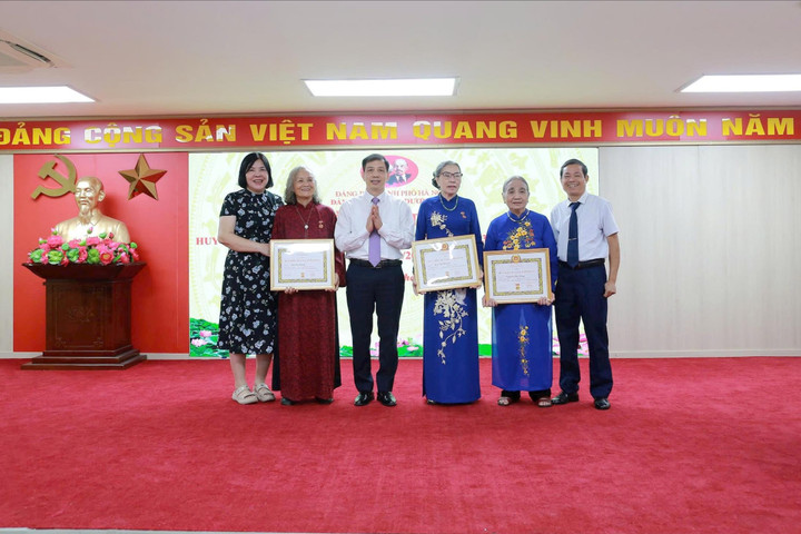 Đảng ủy phường Dương Nội trao Huy hiệu Đảng tặng 32 đảng viên