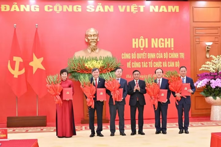 Kết luận của Bộ Chính trị về điều chỉnh phân cấp quản lý cán bộ và danh mục chức danh lãnh đạo 5 cơ quan Trung ương