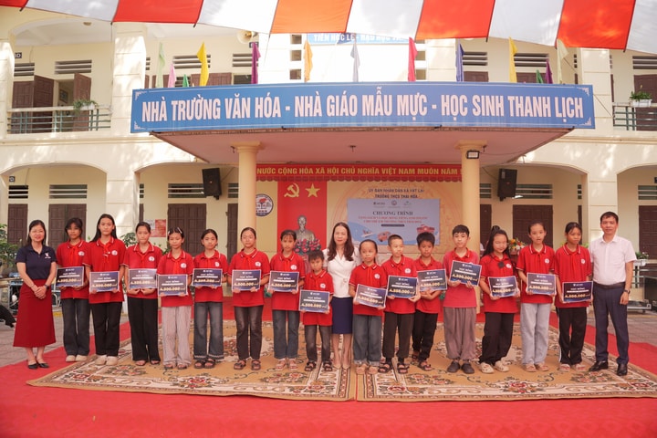 Trao tặng 100 suất học bổng tiếng Anh và sách cho học sinh hoàn cảnh khó khăn