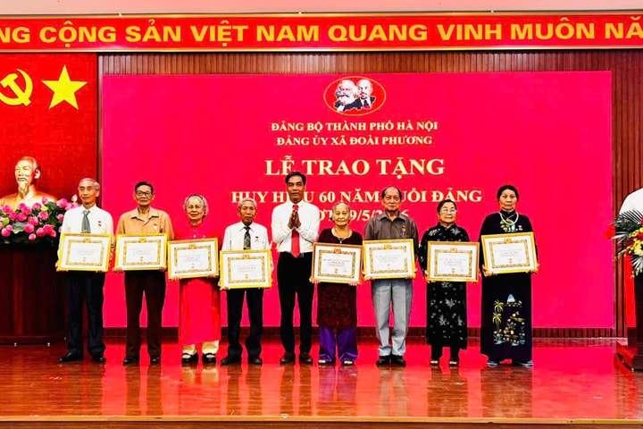Trao Huy hiệu Đảng tại Đoài Phương: Gìn giữ niềm tin, phát huy truyền thống