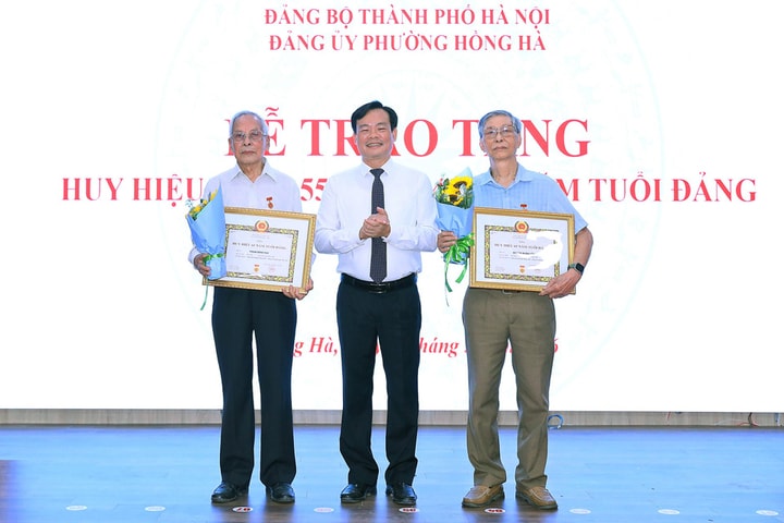 Đảng ủy phường Hồng Hà trao Huy hiệu Đảng tặng 138 đảng viên