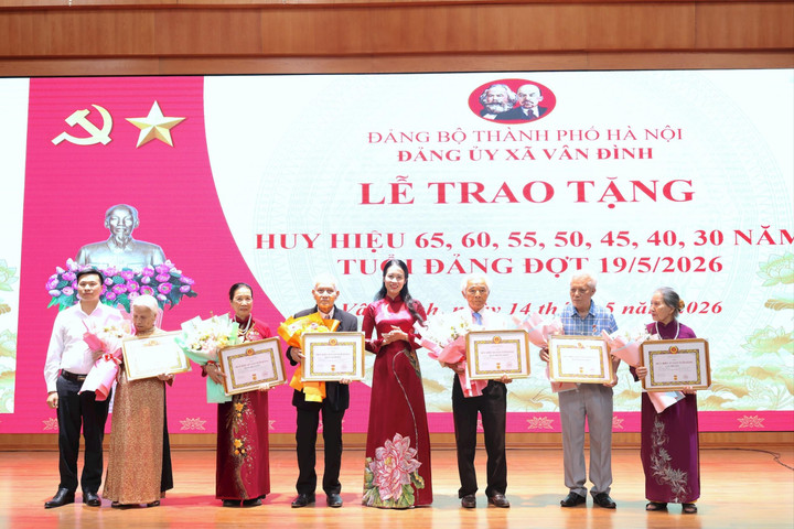 Xã Vân Đình trao tặng Huy hiệu Đảng đợt 19-5