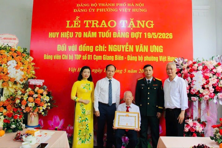 Phường Việt Hưng trao tặng Huy hiệu Đảng tại nhà cho đảng viên cao tuổi