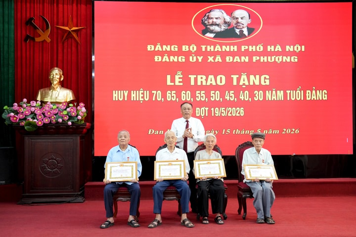 41 đảng viên xã Đan Phượng được trao tặng, truy tặng Huy hiệu Đảng đợt 19-5