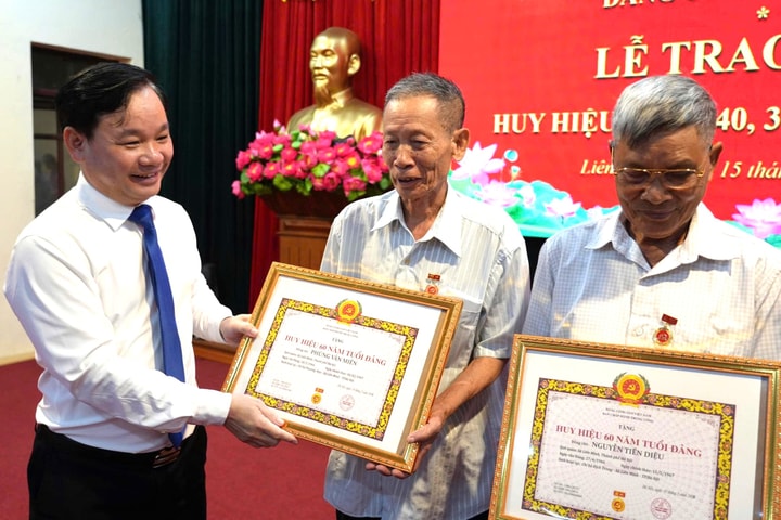 Xã Liên Minh trao Huy hiệu Đảng đợt 19-5