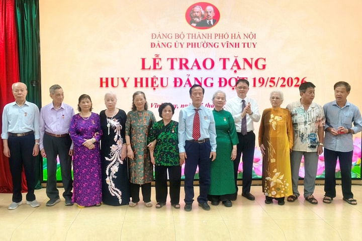 Đảng ủy phường Vĩnh Tuy trao Huy hiệu Đảng tặng 132 đảng viên