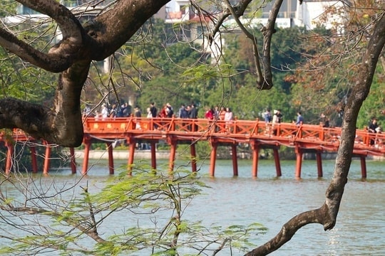 Hà Nội ngày nắng, chiều và đêm có mưa rào