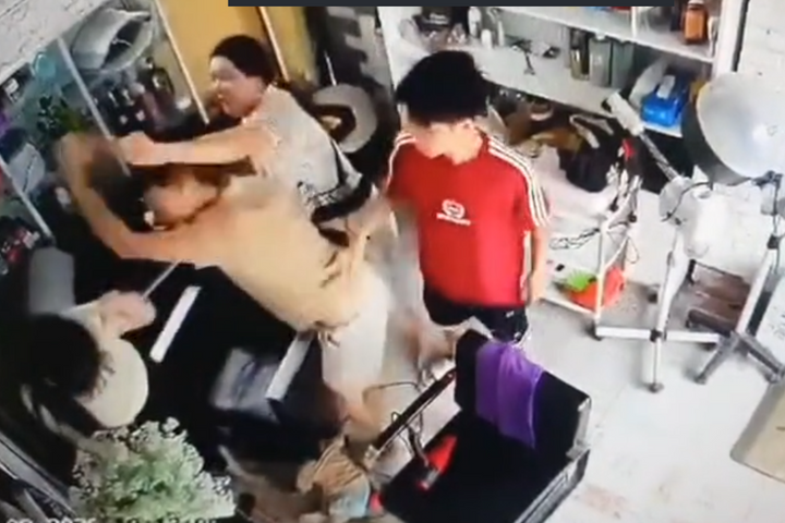 Đang làm rõ nam thanh niên đánh túi bụi người phụ nữ trong tiệm làm tóc