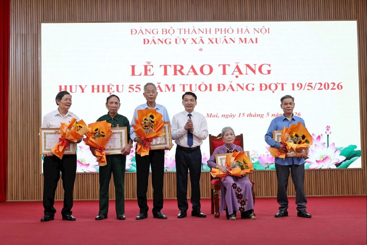 Xã Xuân Mai trao Huy hiệu Đảng tặng 60 đảng viên đợt 19-5