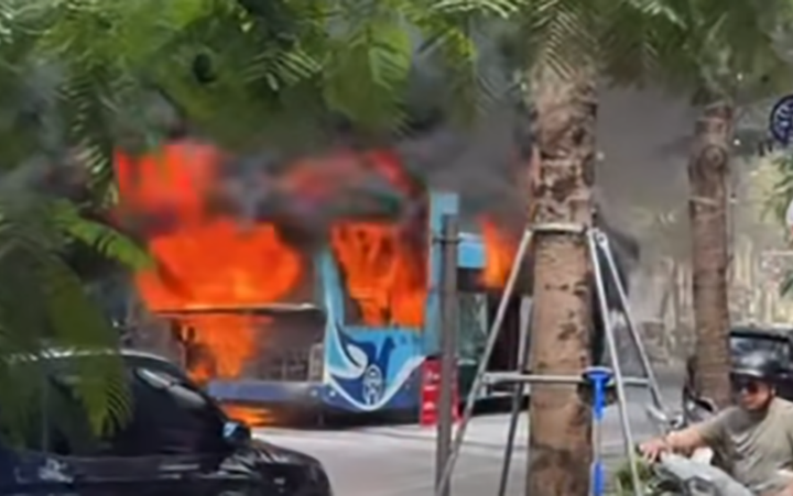 Cháy xe buýt trên phố Lý Thường Kiệt, hành khách được hỗ trợ, an toàn