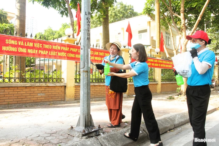Phường Hà Đông chung tay làm sạch phố phường từ việc bóc xóa quảng cáo trái phép