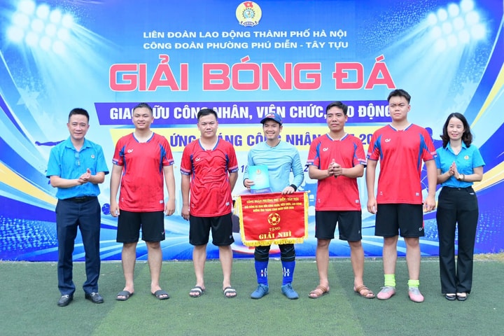 Sôi nổi giải bóng đá CNVCLĐ phường Phú Diễn và Tây Tựu năm 2026