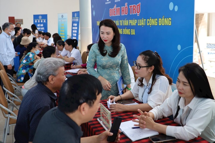 Phường Đống Đa đưa pháp luật đến gần dân từ những điểm hỗ trợ cộng đồng