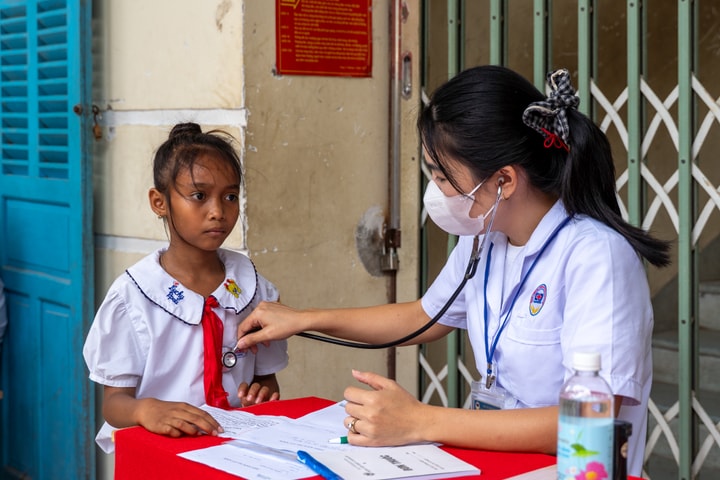 Khám sức khỏe cho trẻ em đồng bào dân tộc thiểu số có hoàn cảnh khó khăn