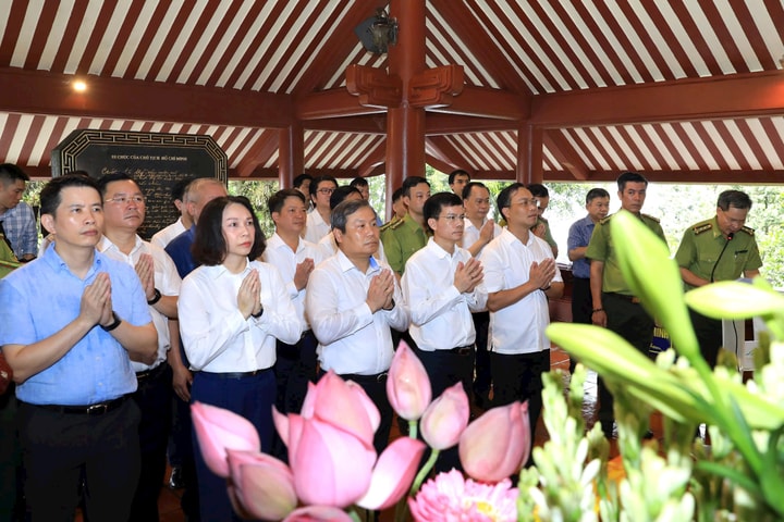 Đoàn công tác của TP Hà Nội dâng hương Đền thờ Bác Hồ tại Vườn quốc gia Ba Vì