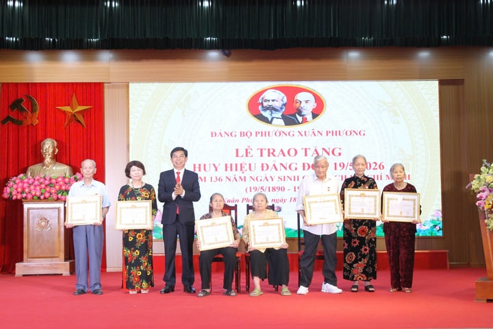Phường Xuân Phương trao Huy hiệu Đảng tặng 37 đảng viên