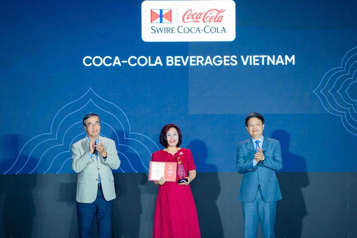Coca-Cola Việt Nam 3 năm liên tiếp ghi dấu ấn bền vững tại giải thưởng Rồng Vàng