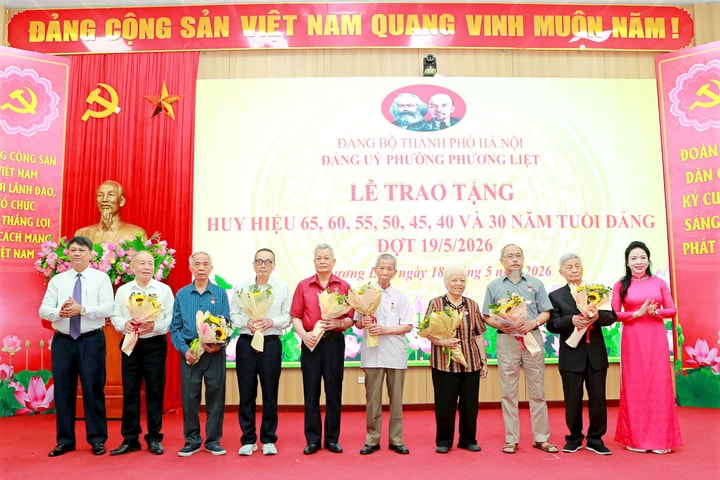 Đảng bộ phường Phương Liệt trao Huy hiệu Đảng cho 210 đảng viên