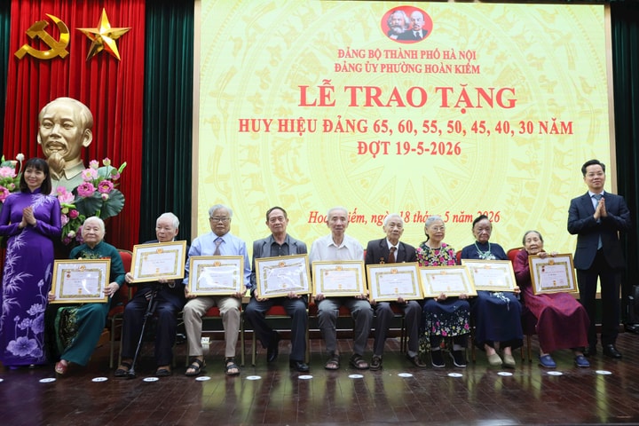 Trưởng ban Tổ chức Thành ủy Vũ Đăng Định trao Huy hiệu Đảng tại phường Hoàn Kiếm
