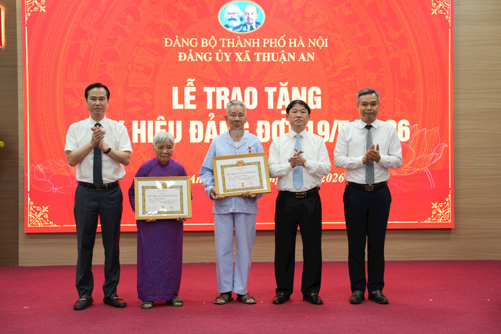 Đảng ủy xã Thuận An trao tặng, truy tặng Huy hiệu Đảng cho 54 đảng viên dịp 19-5