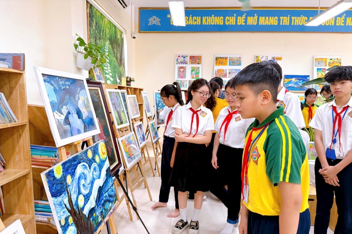 Ấn tượng triển lãm tranh “Dòng chảy sắc màu” tại Trường THCS Tân Triều