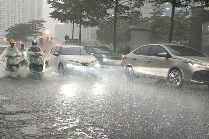 Hà Nội đề nghị các xã, phường trực ban 24/24h ứng phó mưa lớn
