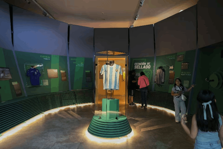 Mexico City “đón” World Cup 2026 bằng triển lãm bóng đá và nghệ thuật đô thị
