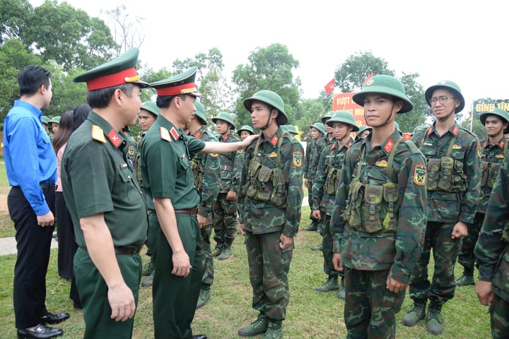 Chính ủy Bộ Tư lệnh Thủ đô Hà Nội thăm động viên chiến sĩ mới