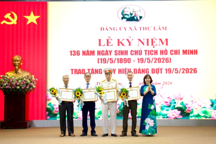 Xã Thư Lâm trao Huy hiệu Đảng tặng 70 đảng viên