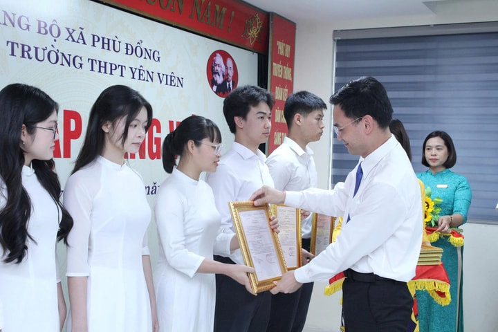 7 học sinh Trường THPT Yên Viên vinh dự được kết nạp Đảng