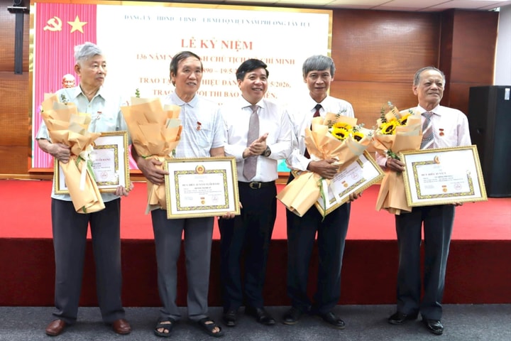 Phường Tây Tựu trao tặng Huy hiệu Đảng đợt 19/5, đẩy mạnh học tập và làm theo Bác