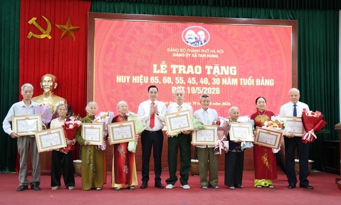 Tam Hưng trao tặng Huy hiệu Đảng đợt 19-5, tiếp tục xây dựng Đảng trong sạch, vững mạnh