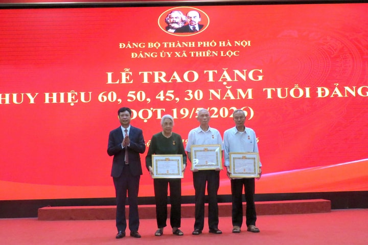 Xã Thiên Lộc: 27 đảng viên nhận Huy hiệu Đảng đợt 19-5