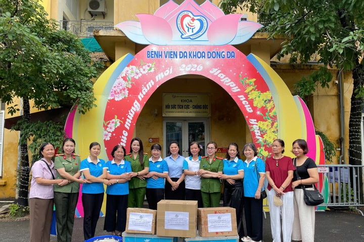 Trao tặng 15.000 túi giấy đựng thuốc và 100 suất cơm tại Bệnh viện Đống Đa