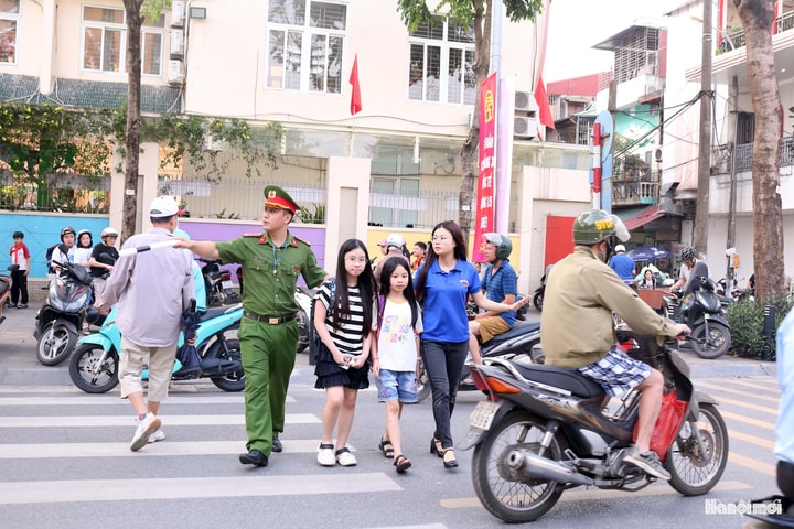 Nghĩa Đô từng bước tháo gỡ “điểm nghẽn” ùn tắc giao thông