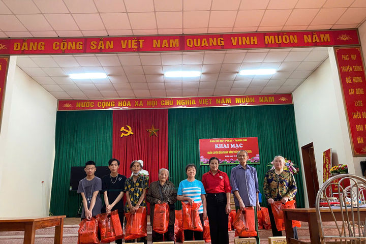 Xã Thượng Phúc: Thăm, tặng quà cho 100 gia đình có hoàn cảnh khó khăn