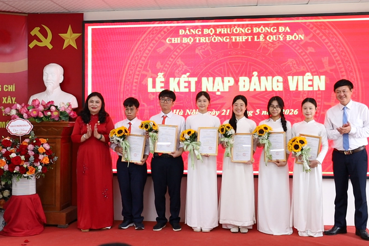 Kết nạp 6 học sinh ưu tú Trường THPT Lê Quý Đôn - Đống Đa vào Đảng