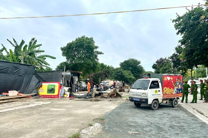 Phường Yên Nghĩa ra quân xử lý bãi trông giữ xe vi phạm tại khu đất Hòa Bình