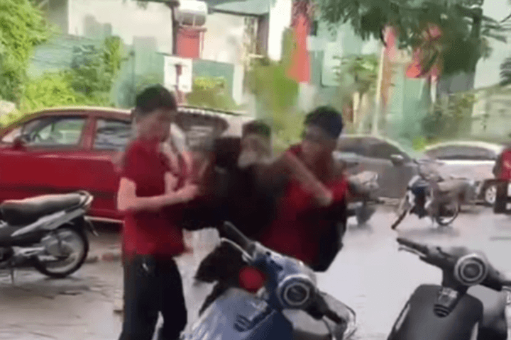 Công an xác minh vụ nhóm thanh niên hành hung người giữa phố