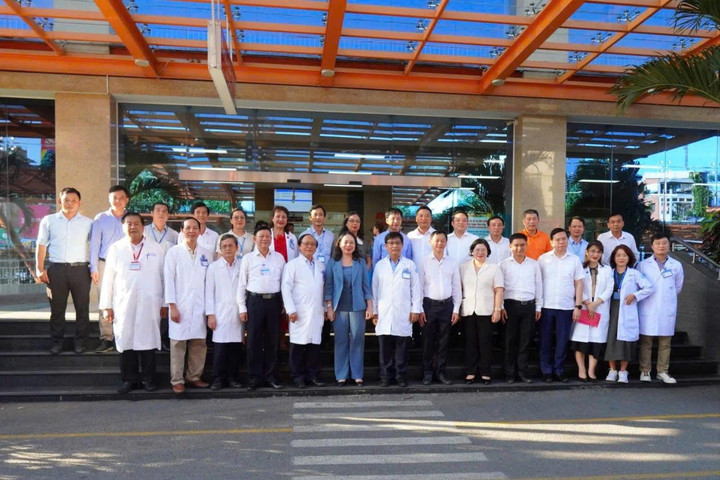 Phó Chủ tịch nước Võ Thị Ánh Xuân thăm, tặng quà bệnh nhi tại thành phố Hồ Chí Minh