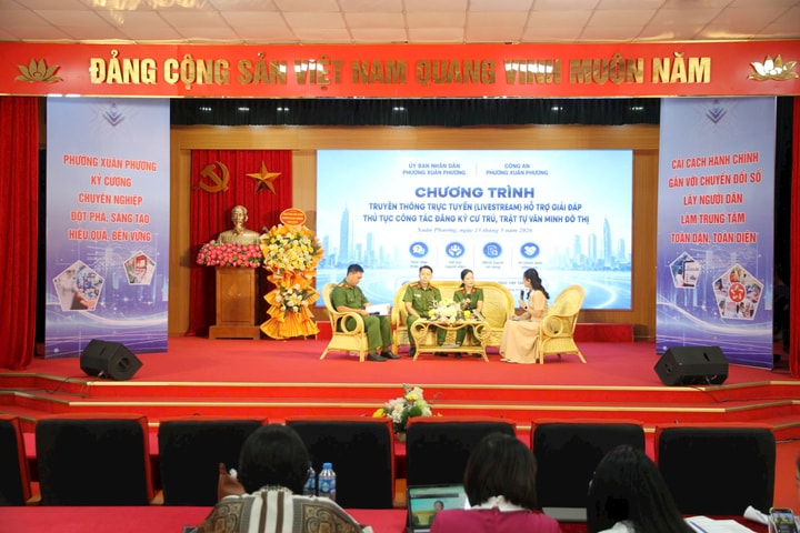 Phường Xuân Phương livestream hỗ trợ giải đáp thủ tục hành chính cho người dân