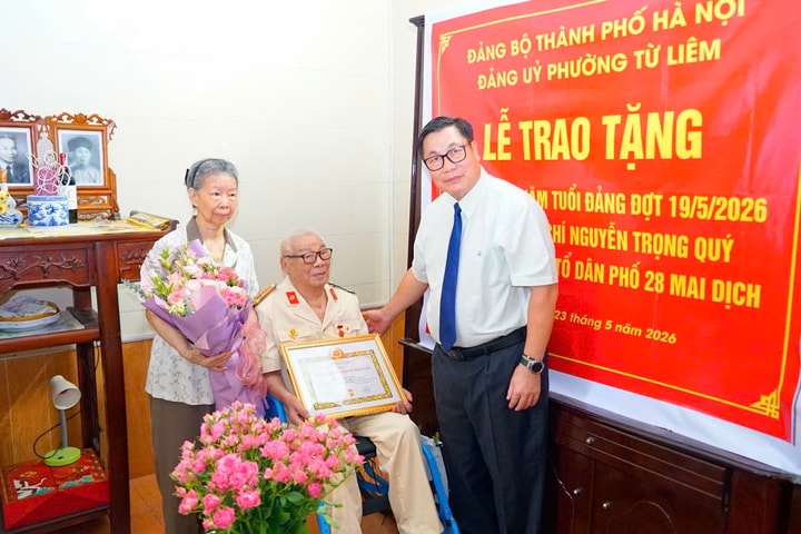 Trao Huy hiệu 80 năm tuổi Đảng tặng đảng viên Nguyễn Trọng Quý