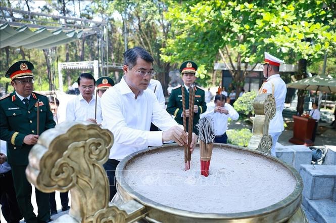 Thủ tướng Lê Minh Hưng tri ân các anh hùng liệt sĩ tại tỉnh Quảng Trị