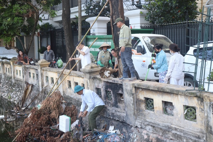 Phường Đông Ngạc chung tay bảo vệ môi trường ao, hồ xanh, sạch, đẹp