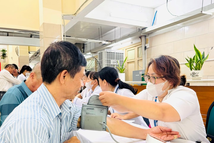 250 cán bộ cơ sở, người có công được khám sức khoẻ miễn phí