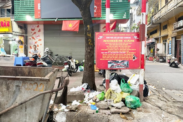 Vẫn nhức nhối hành vi xả rác nơi công cộng tại một số phường ở Hà Nội: Cần thực hiện đồng bộ nhiều giải pháp