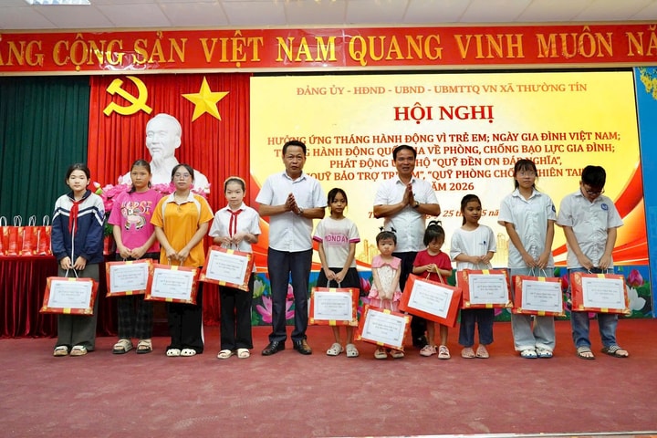 Xã Thường Tín tặng quà cho 100 trẻ em có hoàn cảnh khó khăn